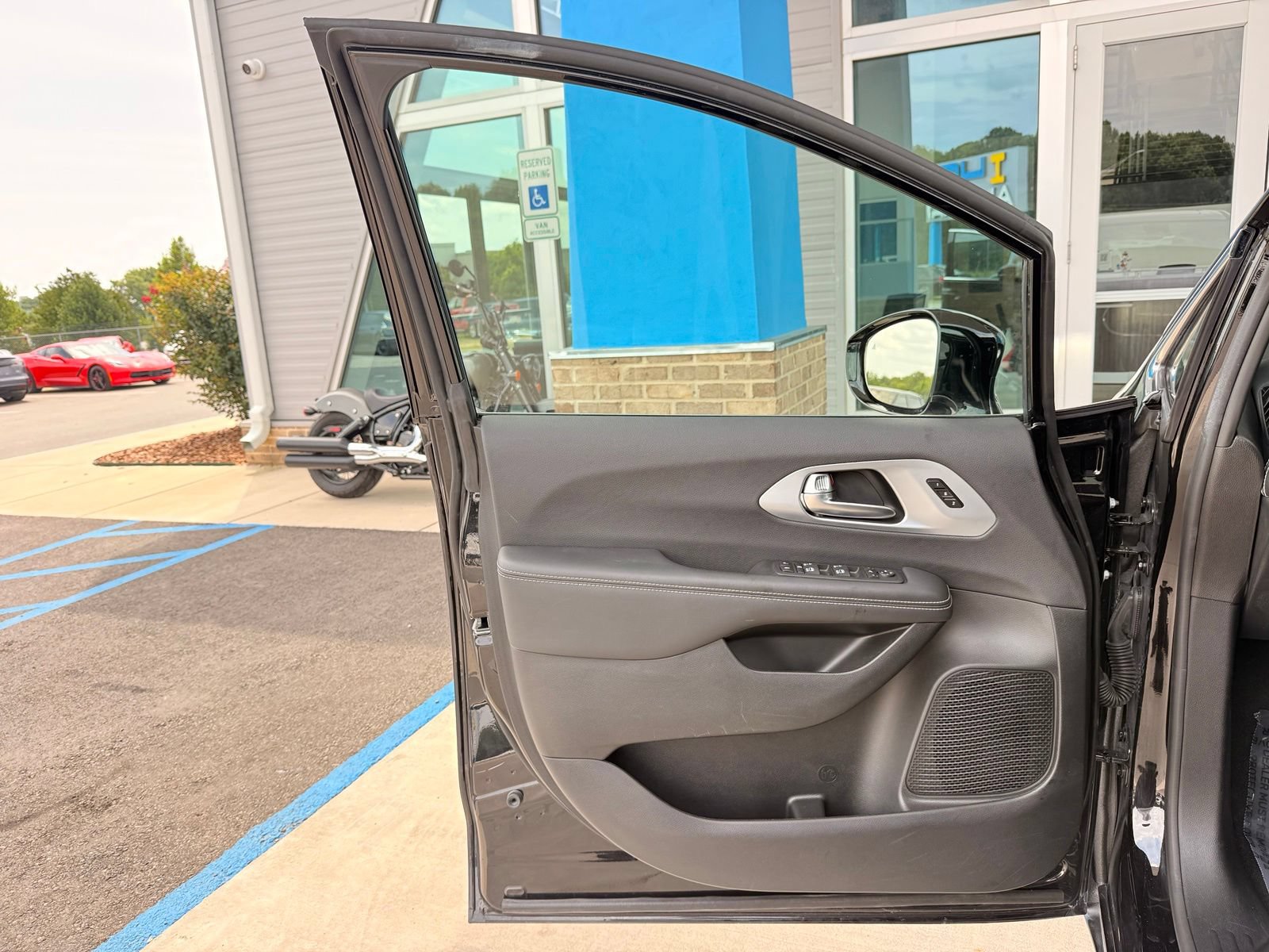 Used 2026 Chrysler Pacifica Limited FWD image 14