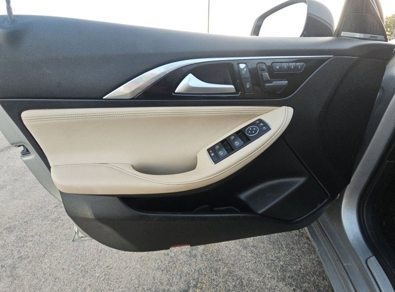 Used 2017 INFINITI QX30 Premium w/ Cargo Package image 27