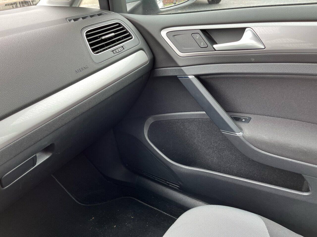 Used 2016 Volkswagen e-Golf SE w/ DC Fast Charging Package FWD image 13