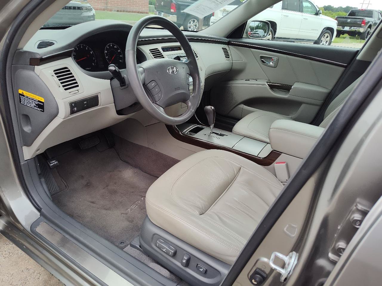 Used 2009 Hyundai Azera GLS w/ Premium Pkg 2 FWD image 2