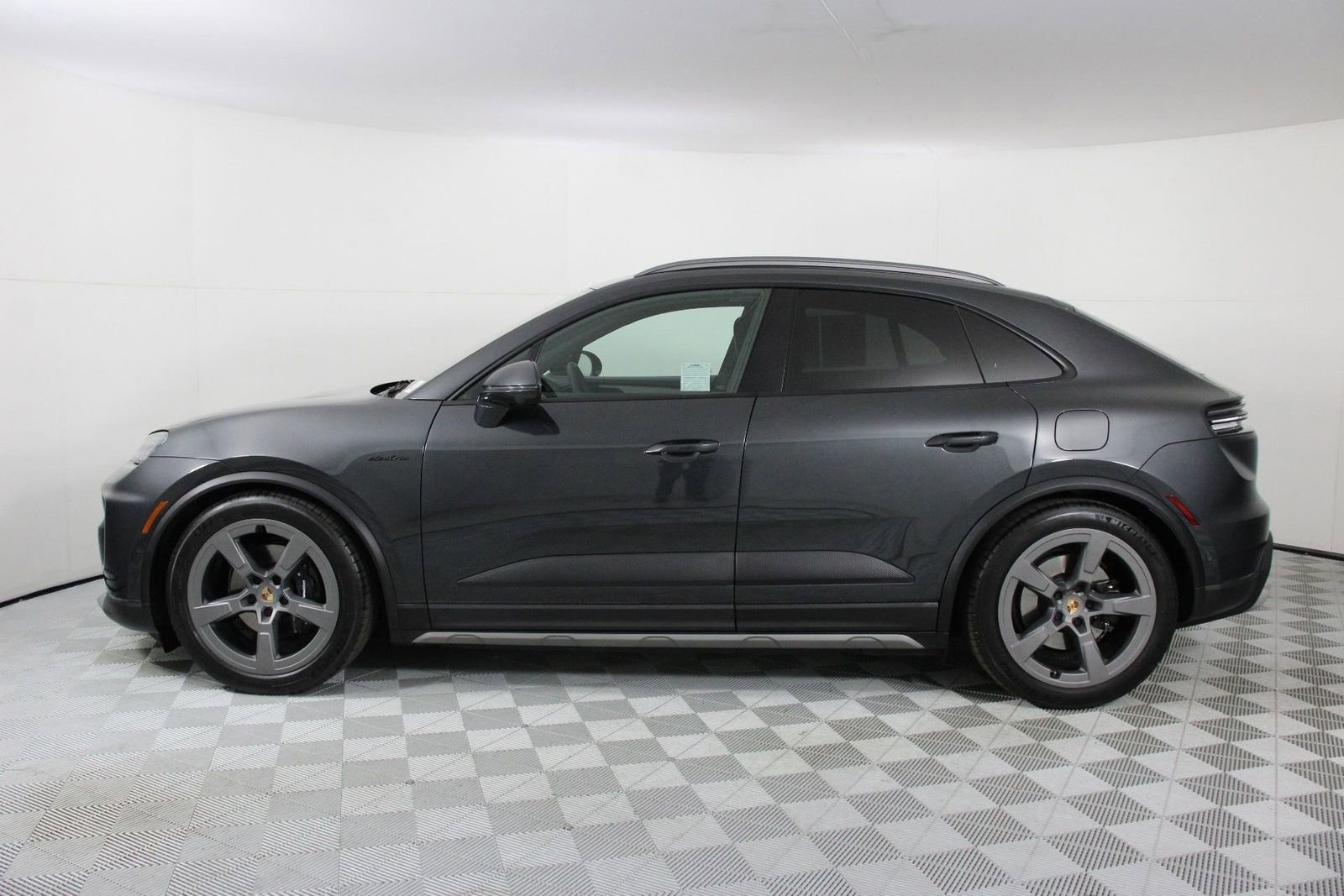 Used 2025 Porsche Macan 4 Electric AWD/4WD image 2
