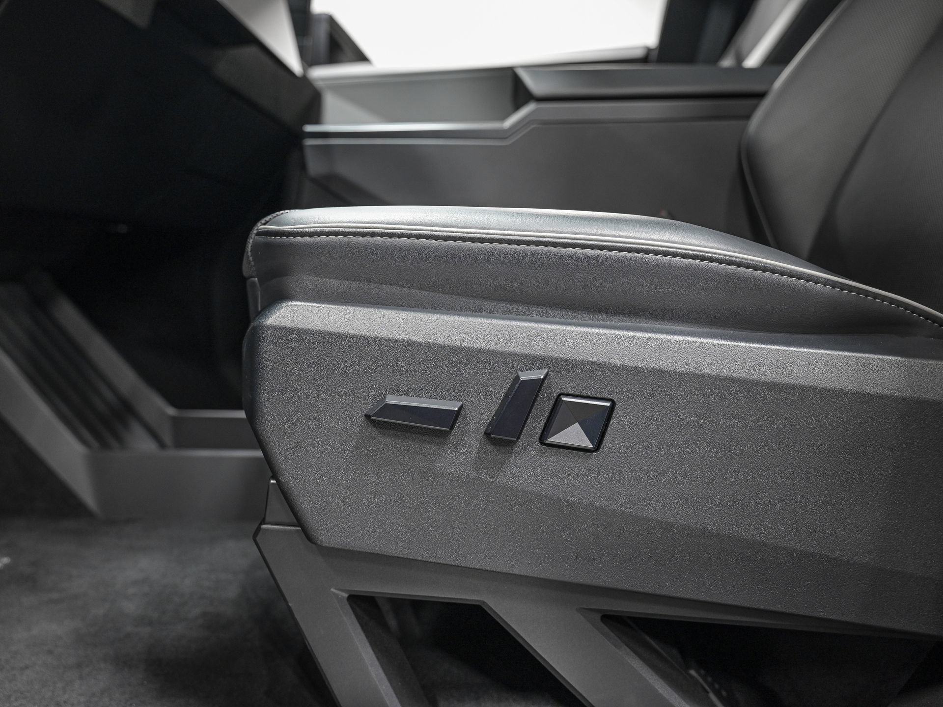 Used 2025 Tesla Cybertruck AWD Crew Cab image 13