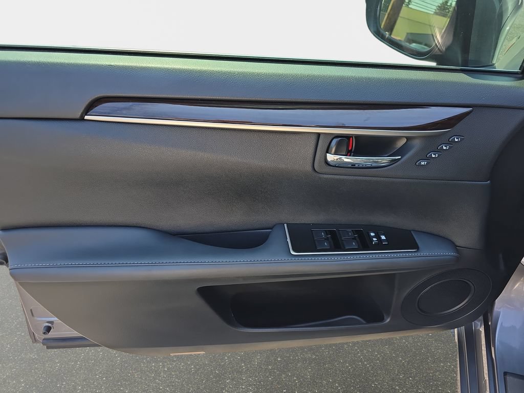 Used 2018 Lexus ES 350 w/ Luxury Package w/Wood Trim FWD image 28