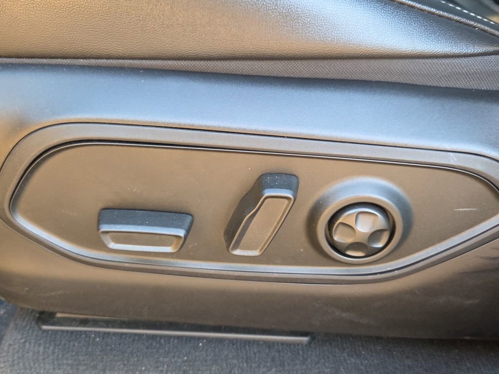 Used 2025 Jeep Grand Cherokee Limited AWD/4WD image 12