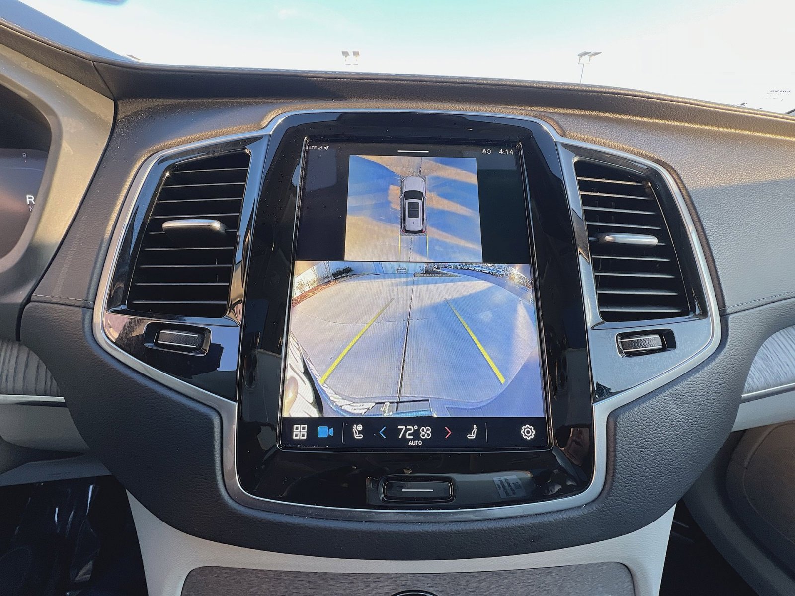 Certified 2024 Volvo XC90 B6 Ultimate w/ Protection Package Premier image 19