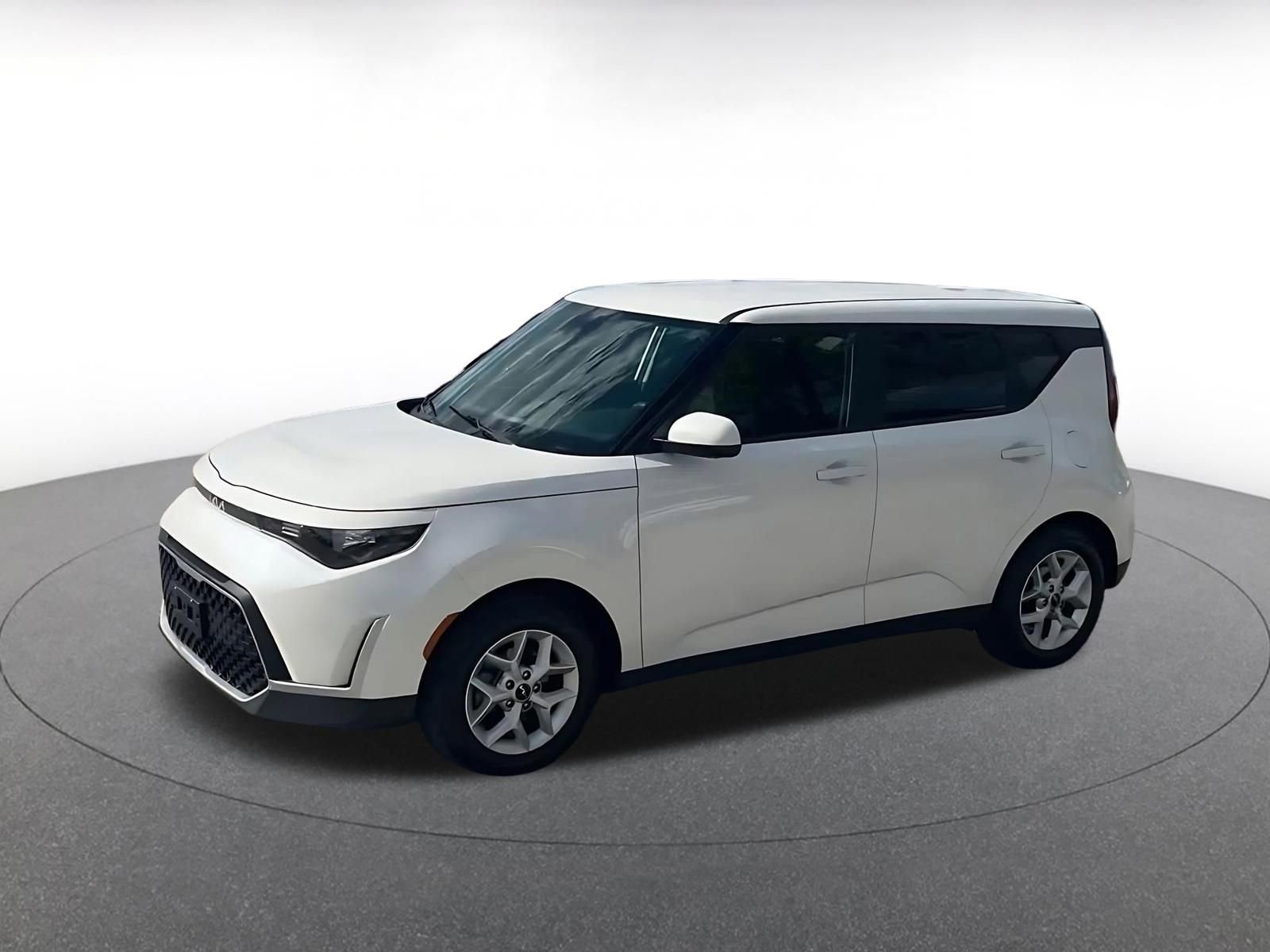 Used 2025 Kia Soul LX w/ LX Technology Package FWD image 8