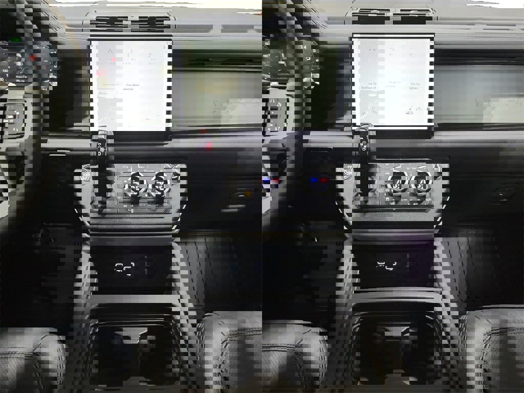 New 2024 Land Rover Defender 110 SE image 27