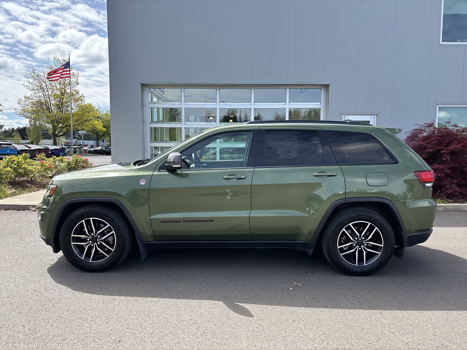 Used 2021 Jeep Grand Cherokee Trailhawk w/ Trailhawk Luxury Group AWD/4WD image 2