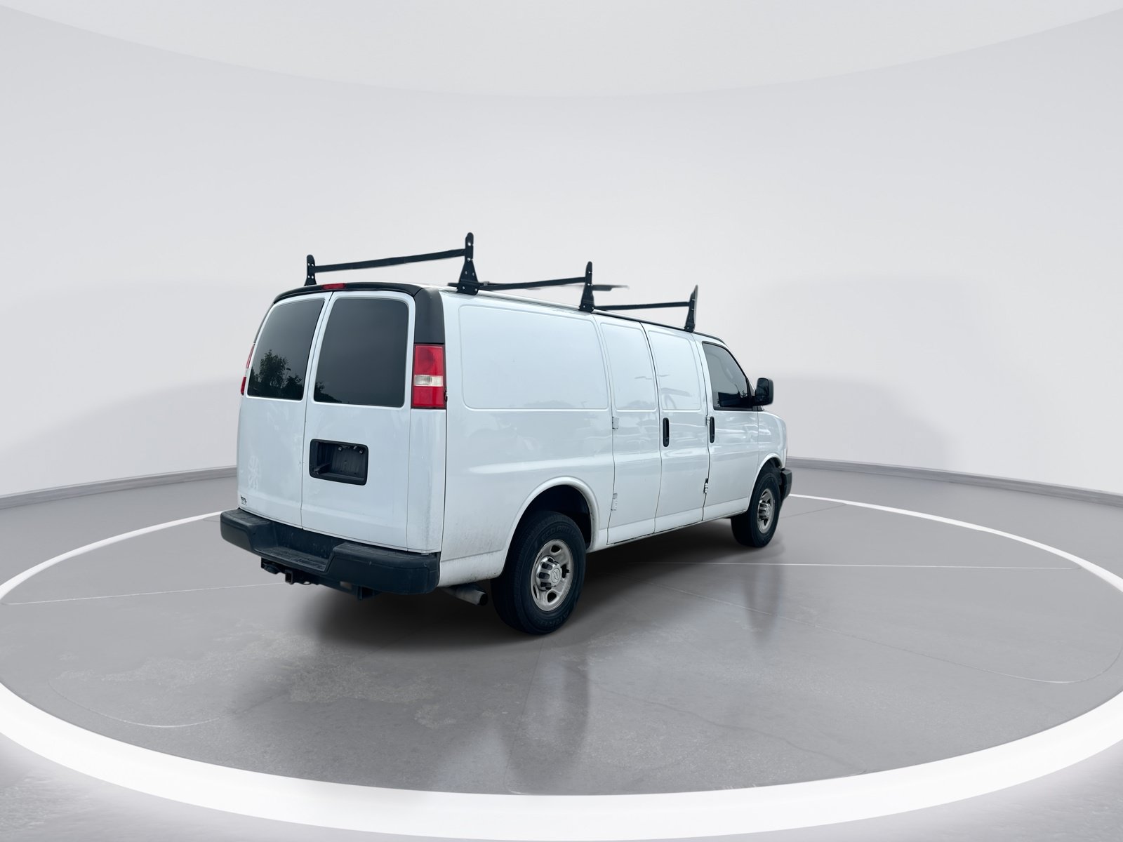 Used 2018 Chevrolet Express 2500 RWD image 9