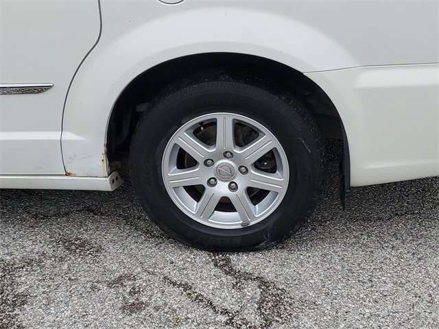 Used 2011 Chrysler Town & Country Touring image 8