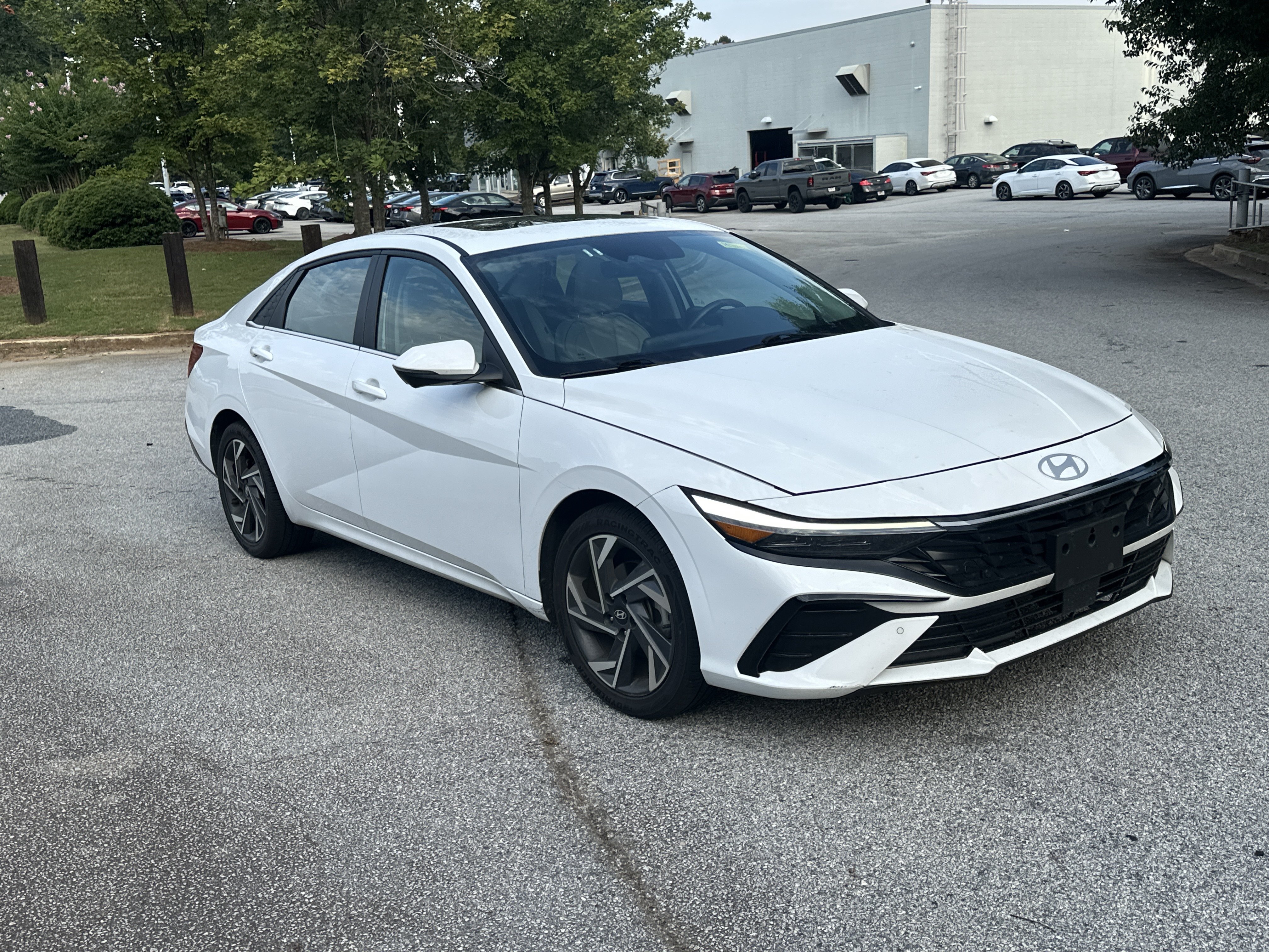Used 2024 Hyundai Elantra Limited FWD image 3