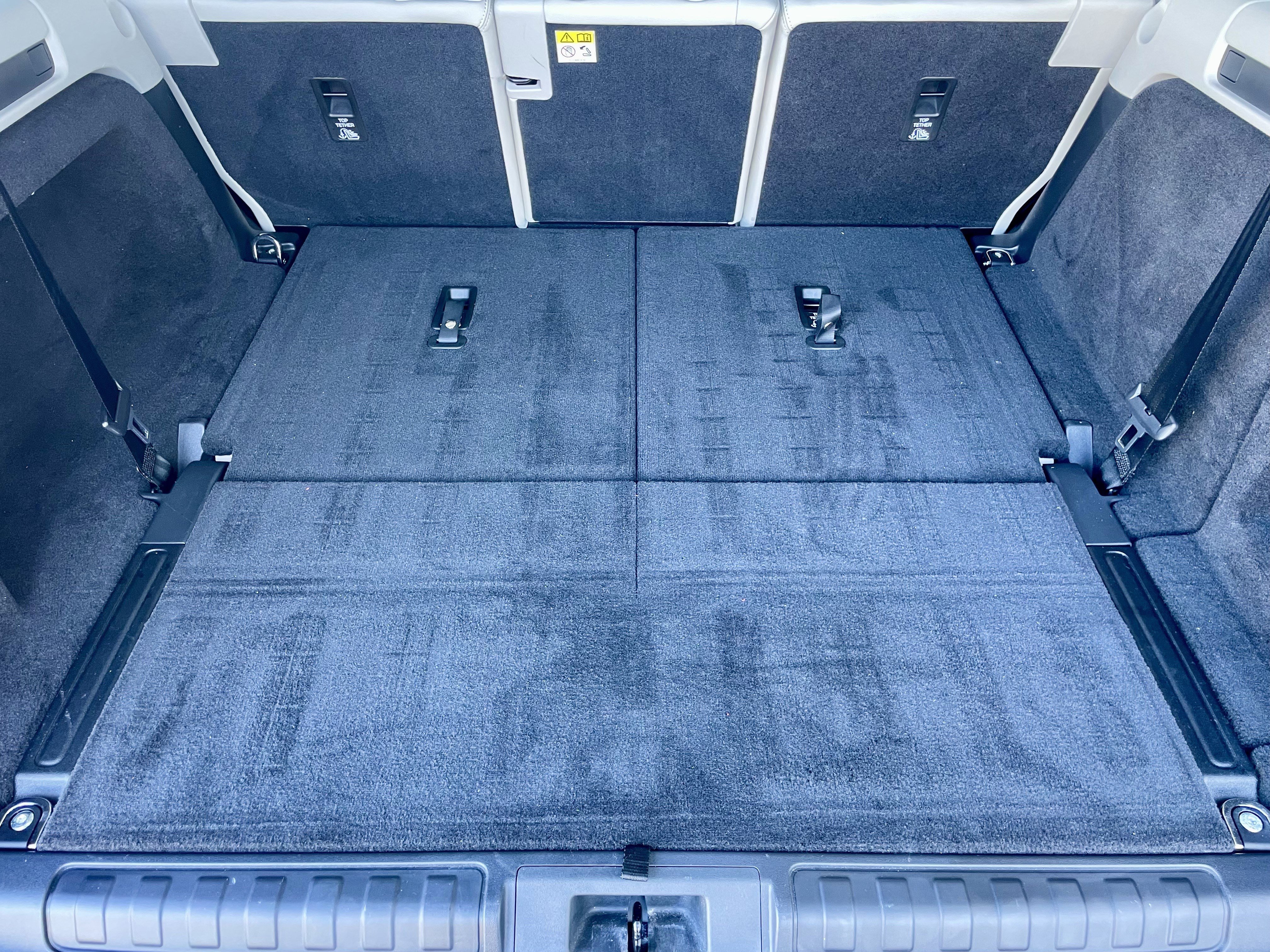 Certified 2024 Land Rover Discovery S image 36