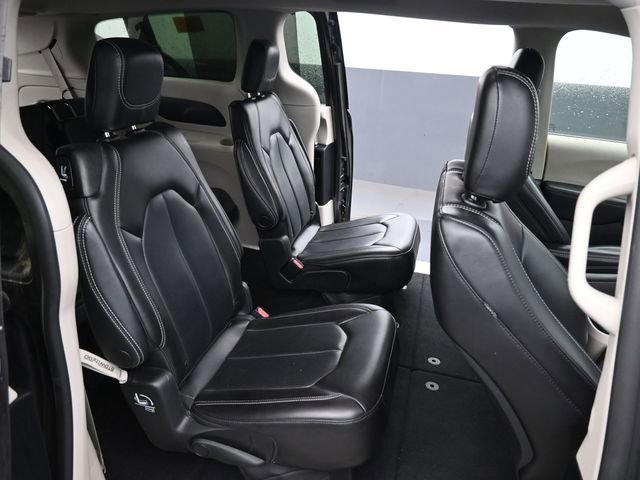 Used 2023 Chrysler Pacifica Touring-L image 8