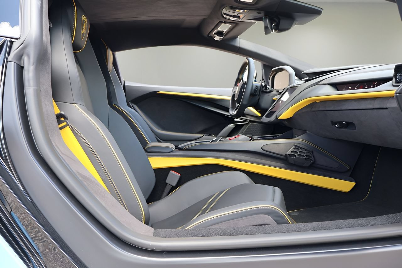 Used 2025 Lamborghini Revuelto AWD/4WD image 12