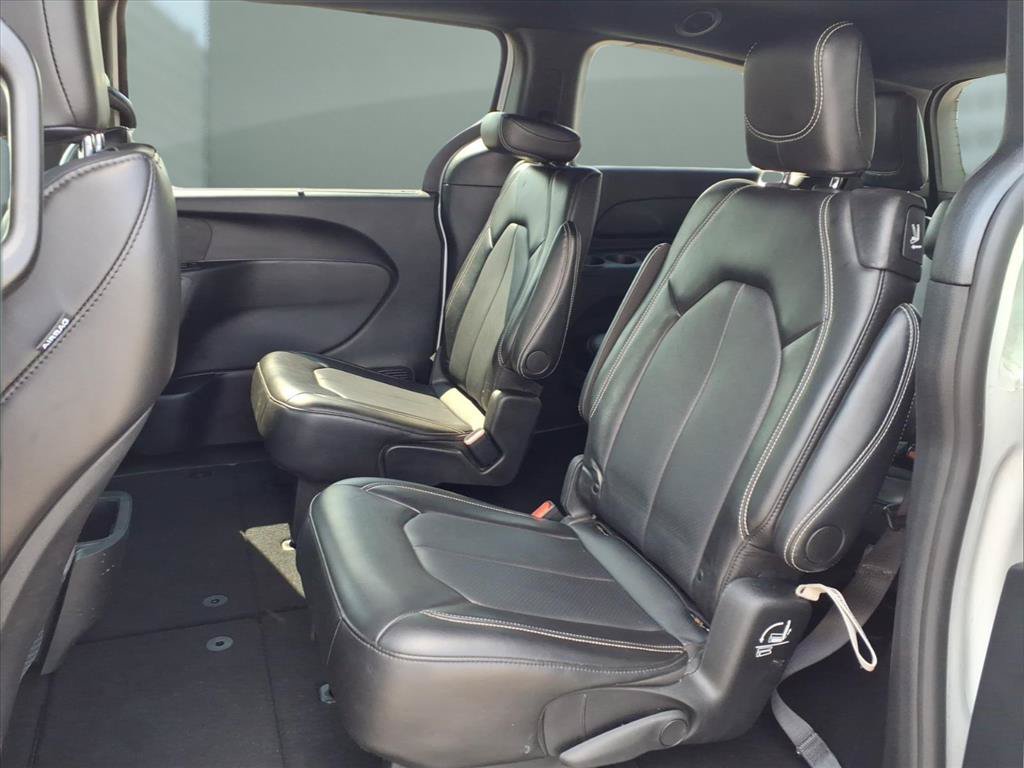 Used 2025 Chrysler Pacifica Select FWD image 19