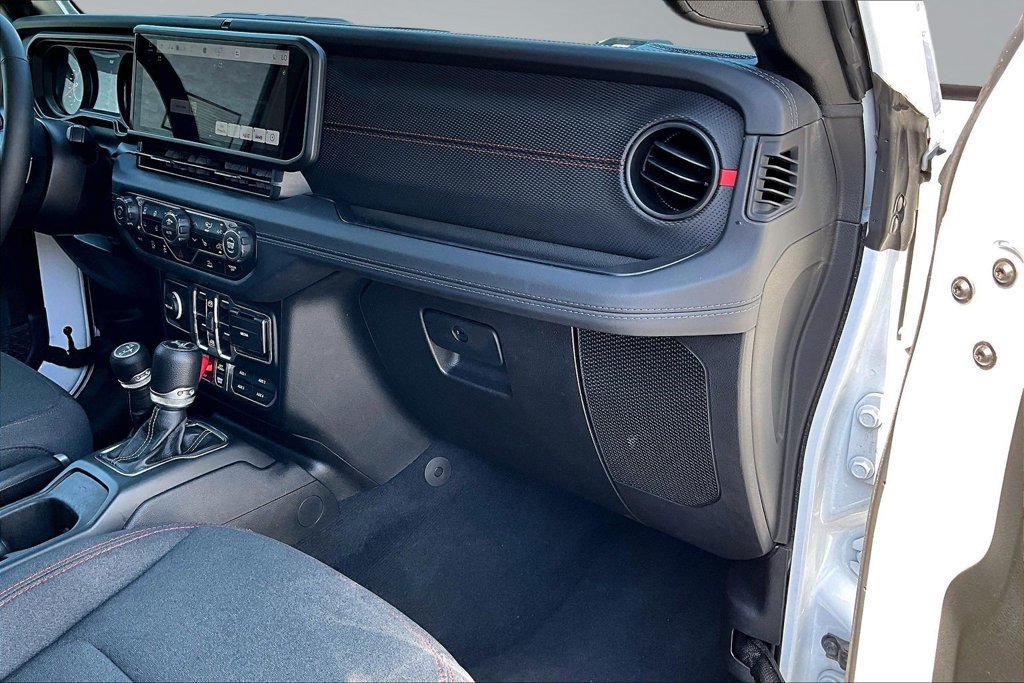 Certified 2025 Jeep Wrangler Unlimited Rubicon w/ Convenience Group AWD/4WD image 17