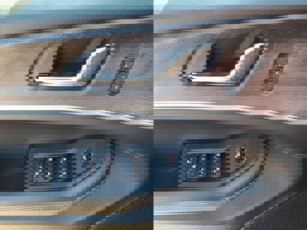 Used 2025 Jeep Grand Cherokee L Limited w/ Black Appearance Package image 38