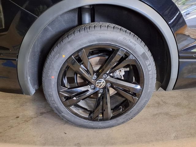 Used 2023 Volkswagen Tiguan SE R-Line FWD image 26
