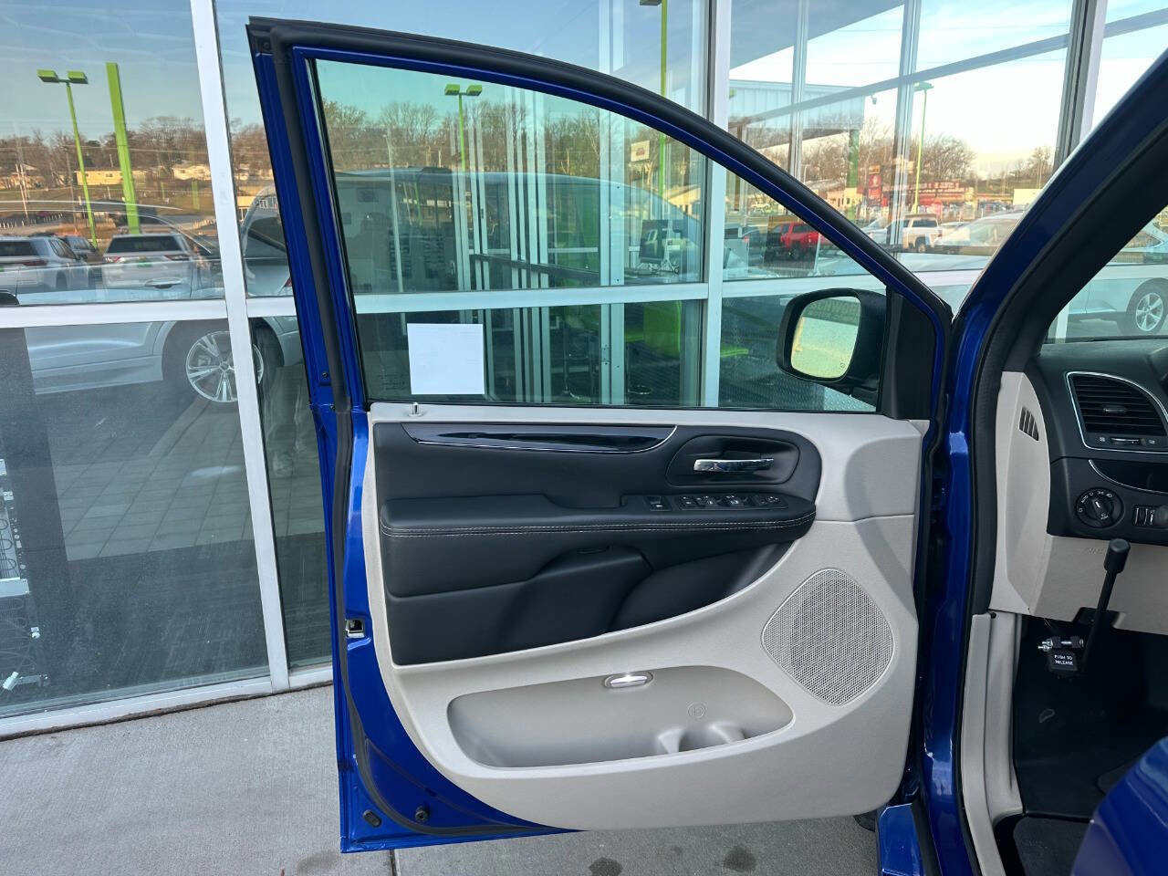 Used 2018 Dodge Grand Caravan SXT image 12