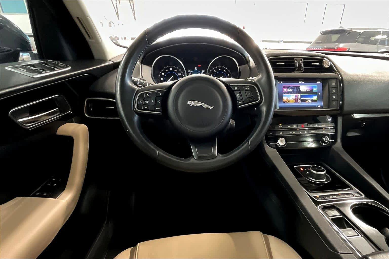 Used 2017 Jaguar F-PACE Premium image 6
