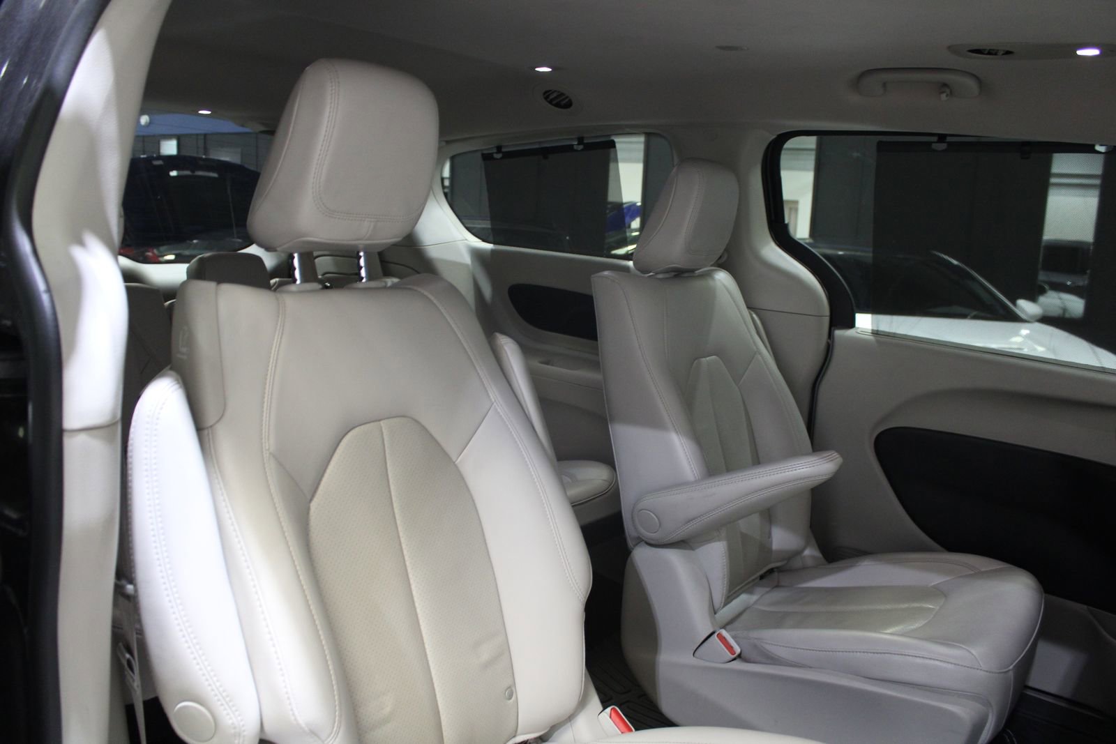 Used 2021 Chrysler Pacifica Touring-L FWD image 19