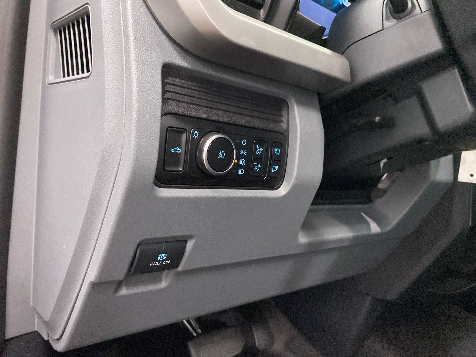 New 2026 Ford F250 XLT w/ FX4 Off-Road Package AWD/4WD image 12