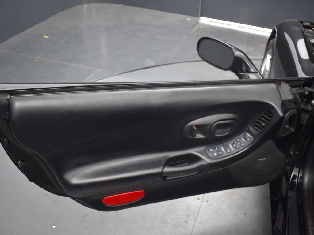 Used 2000 Chevrolet Corvette Base w/ Performance Handling Pkg image 14