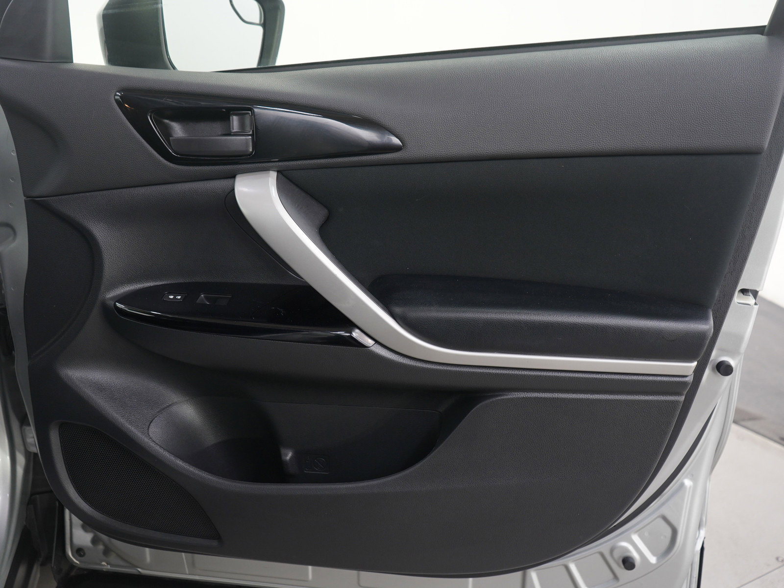 Used 2023 Mitsubishi Eclipse Cross LE image 11