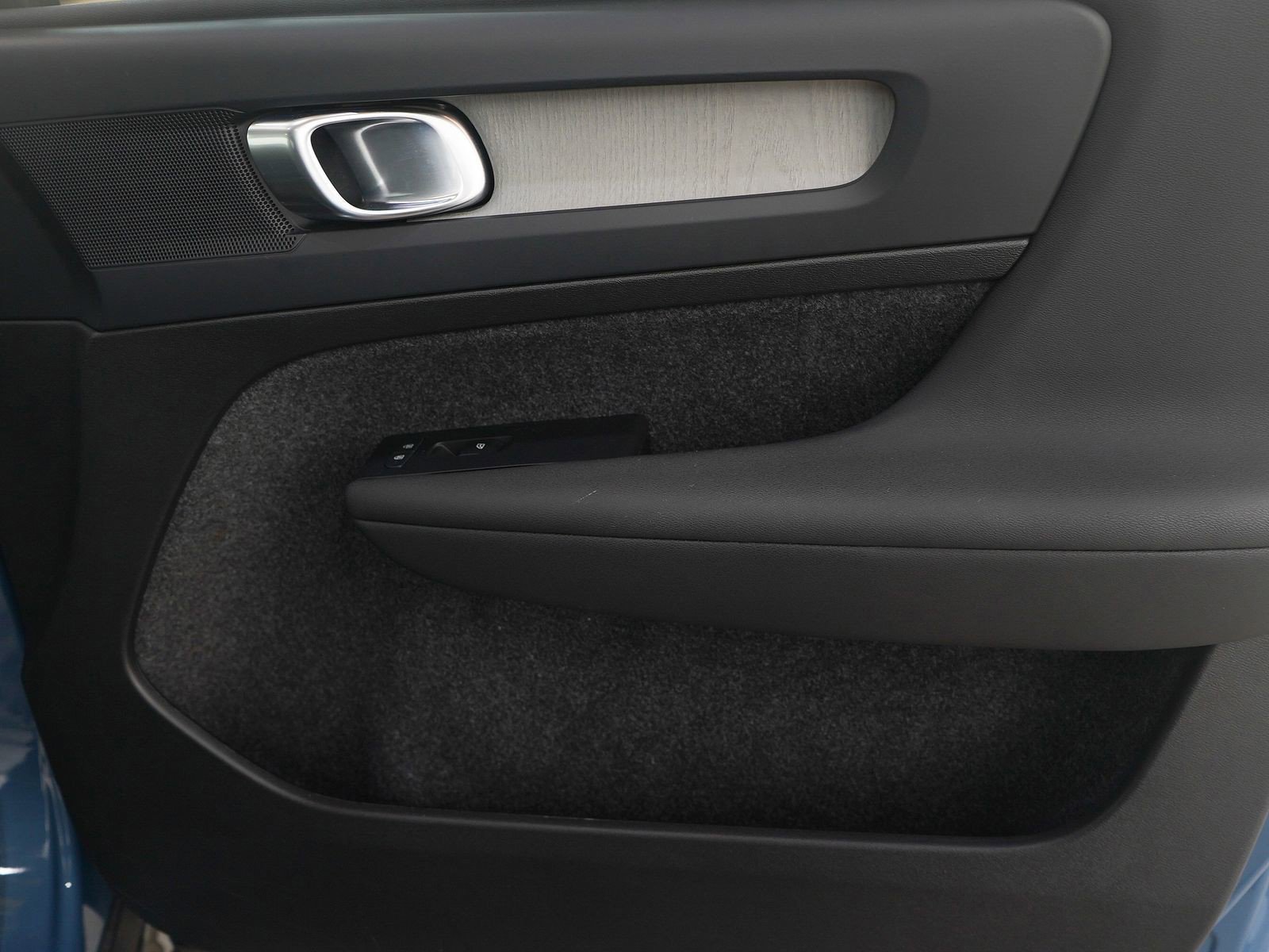 Used 2025 Volvo XC40 B5 Plus image 11