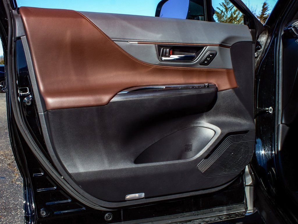 Used 2023 Toyota Venza XLE image 8