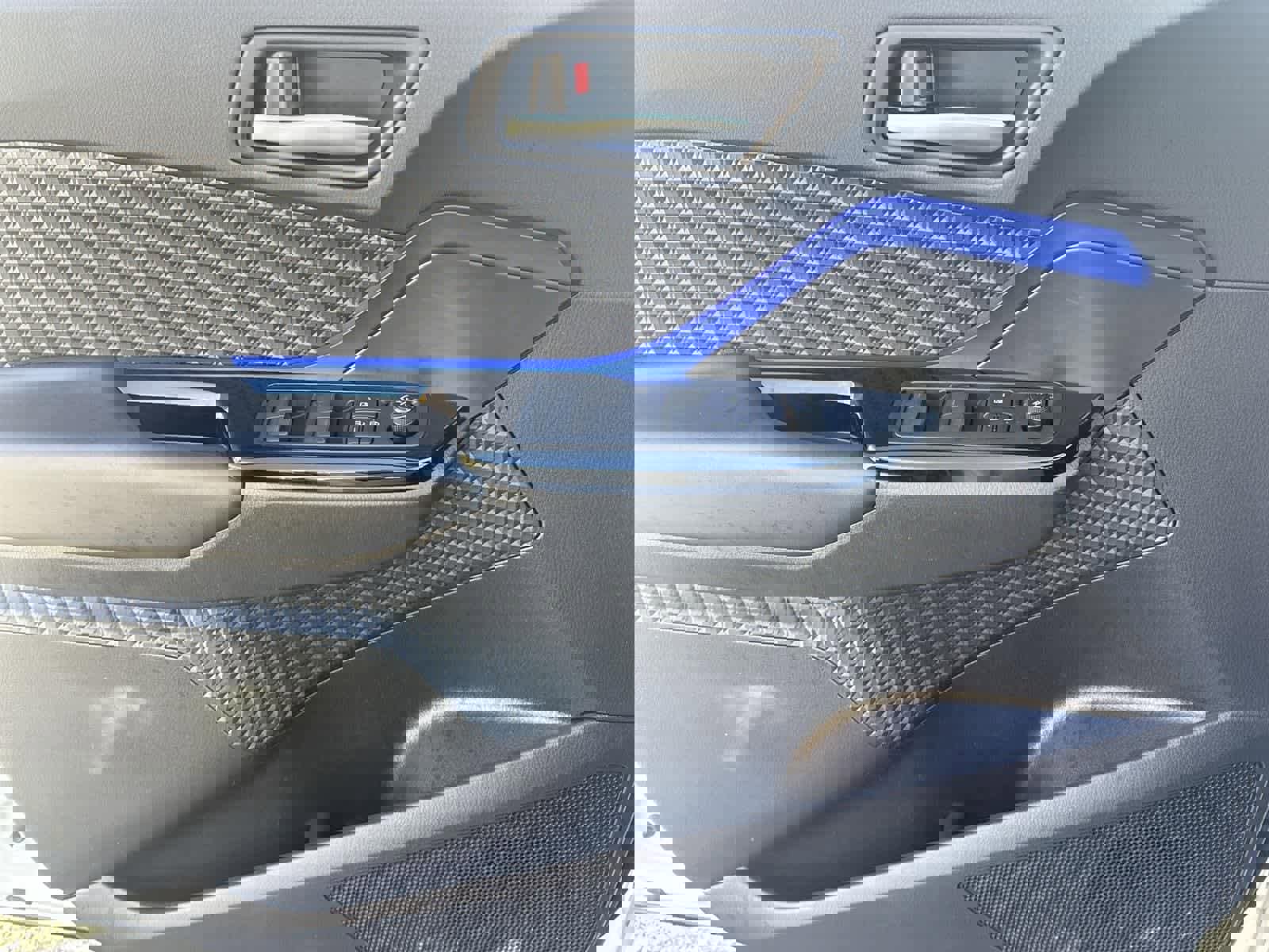 Used 2021 Toyota C-HR XLE image 32