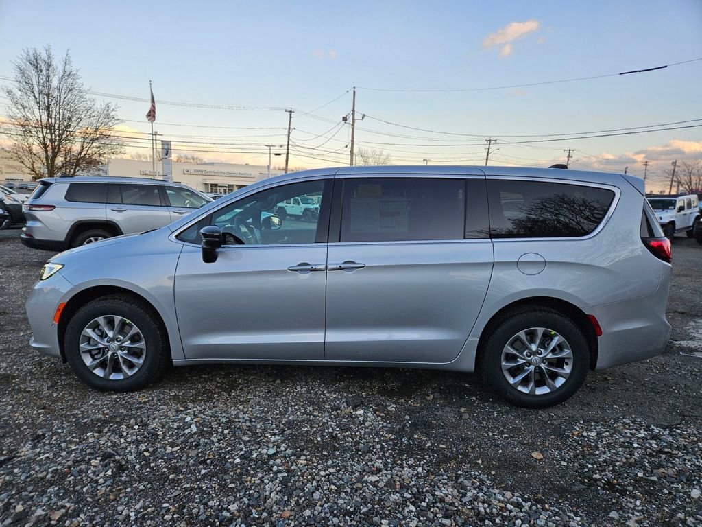 New 2026 Chrysler Pacifica Select image 2