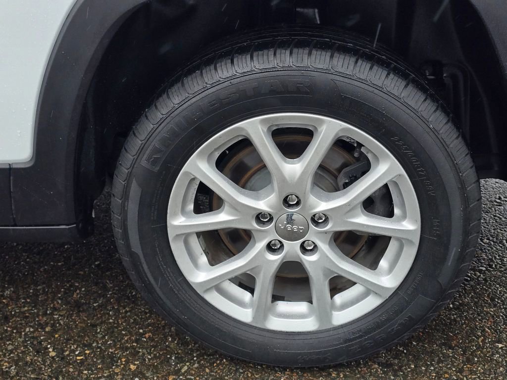 Used 2015 Jeep Cherokee Latitude w/ Comfort/Convenience Group FWD image 9