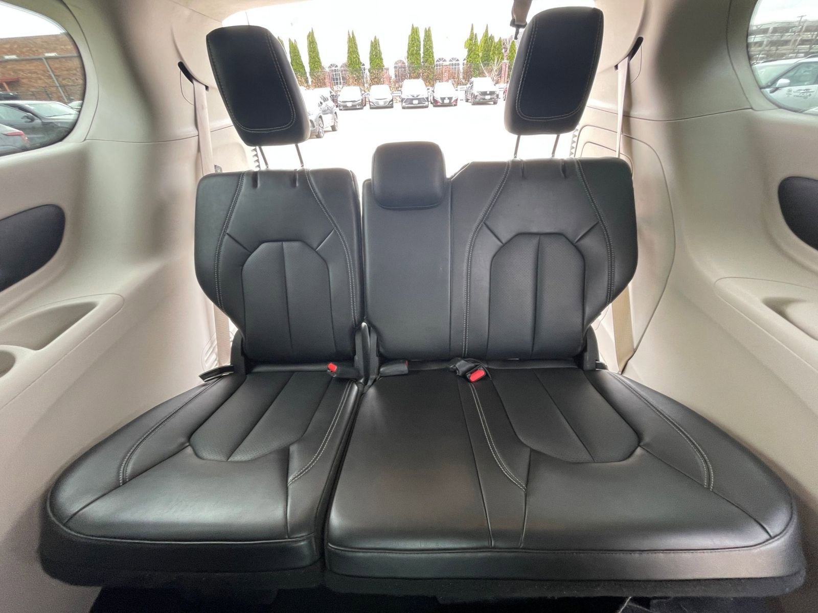 Used 2023 Chrysler Pacifica Touring-L image 31