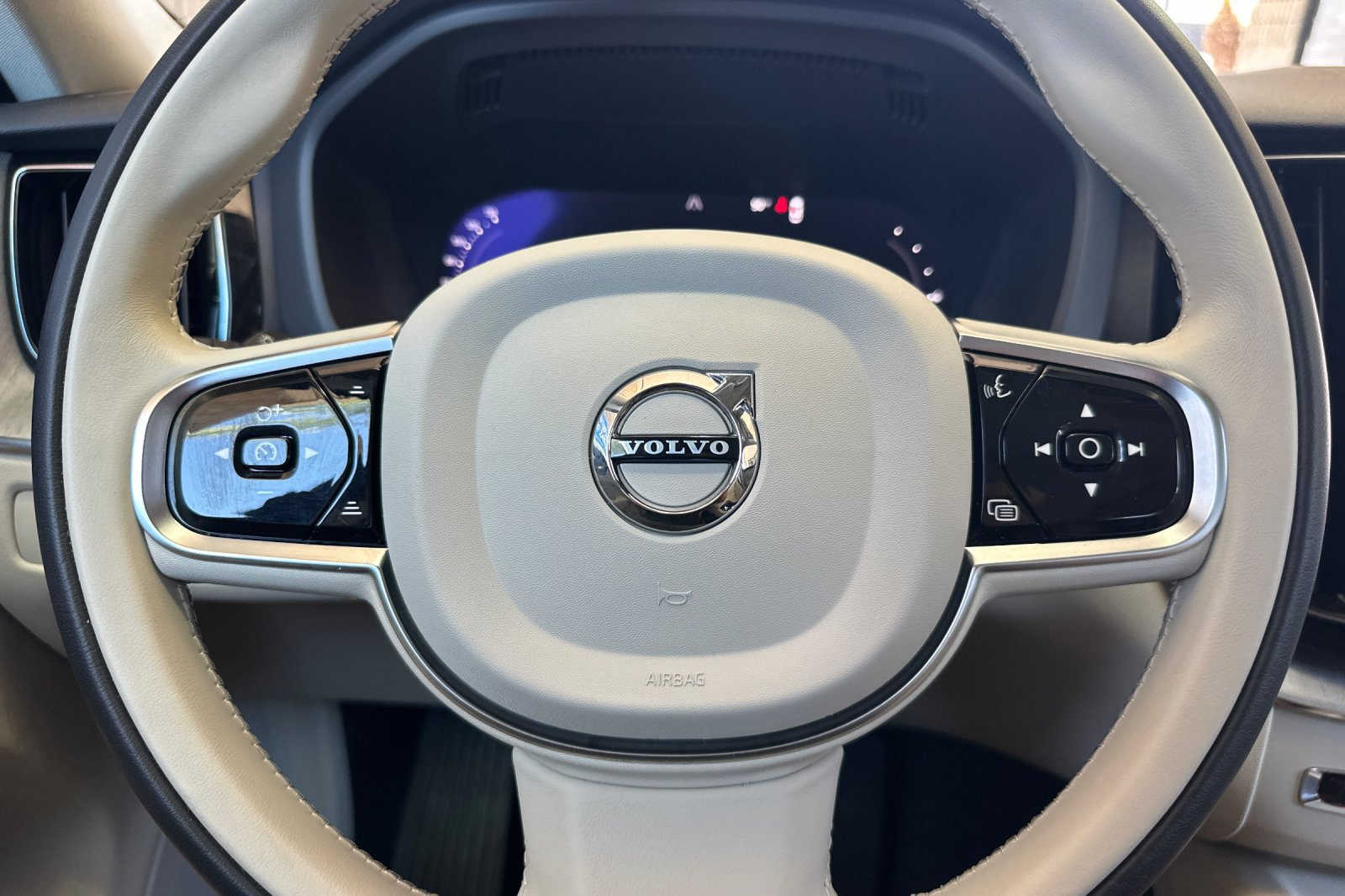 Certified 2024 Volvo XC60 T8 Plus w/ Protection Package Premier AWD/4WD image 27