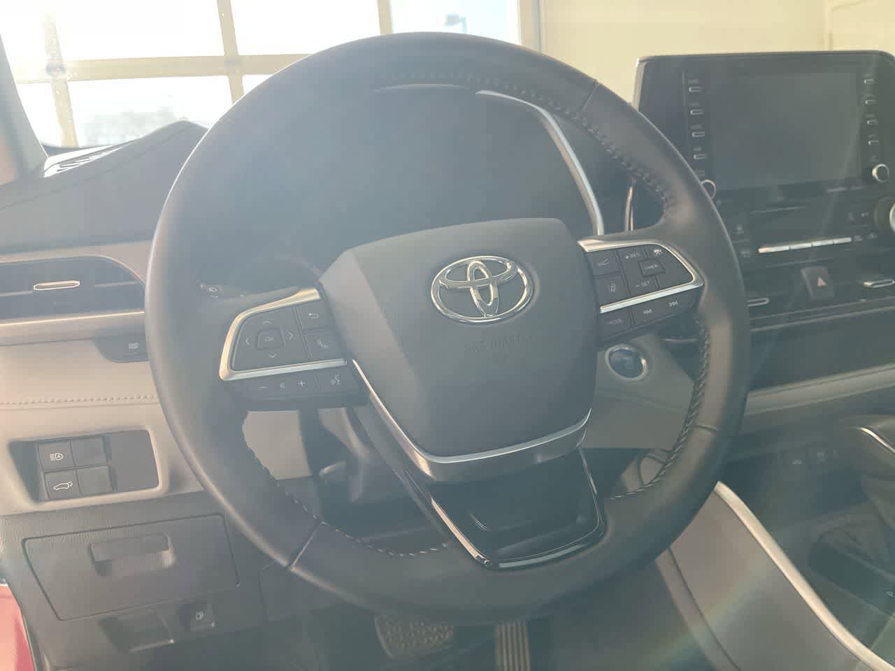 Used 2021 Toyota Highlander XLE AWD/4WD image 14