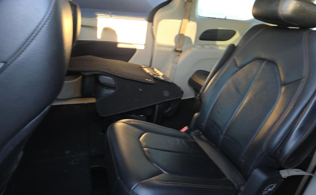Used 2017 Chrysler Pacifica Touring-L FWD image 11