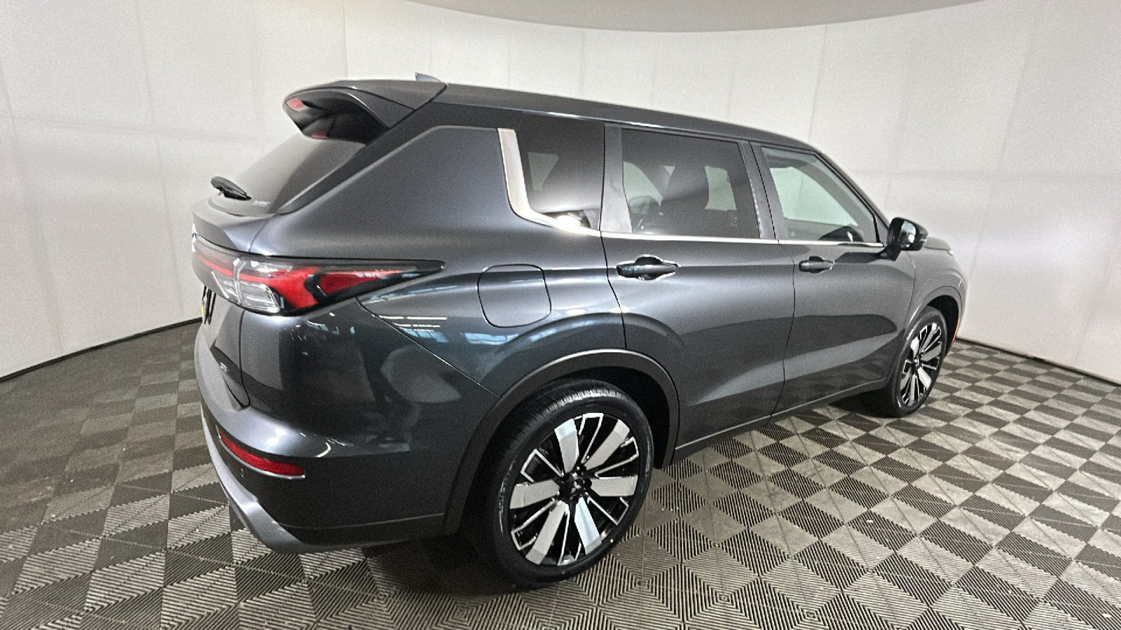 Used 2025 Mitsubishi Outlander SE AWD/4WD image 2