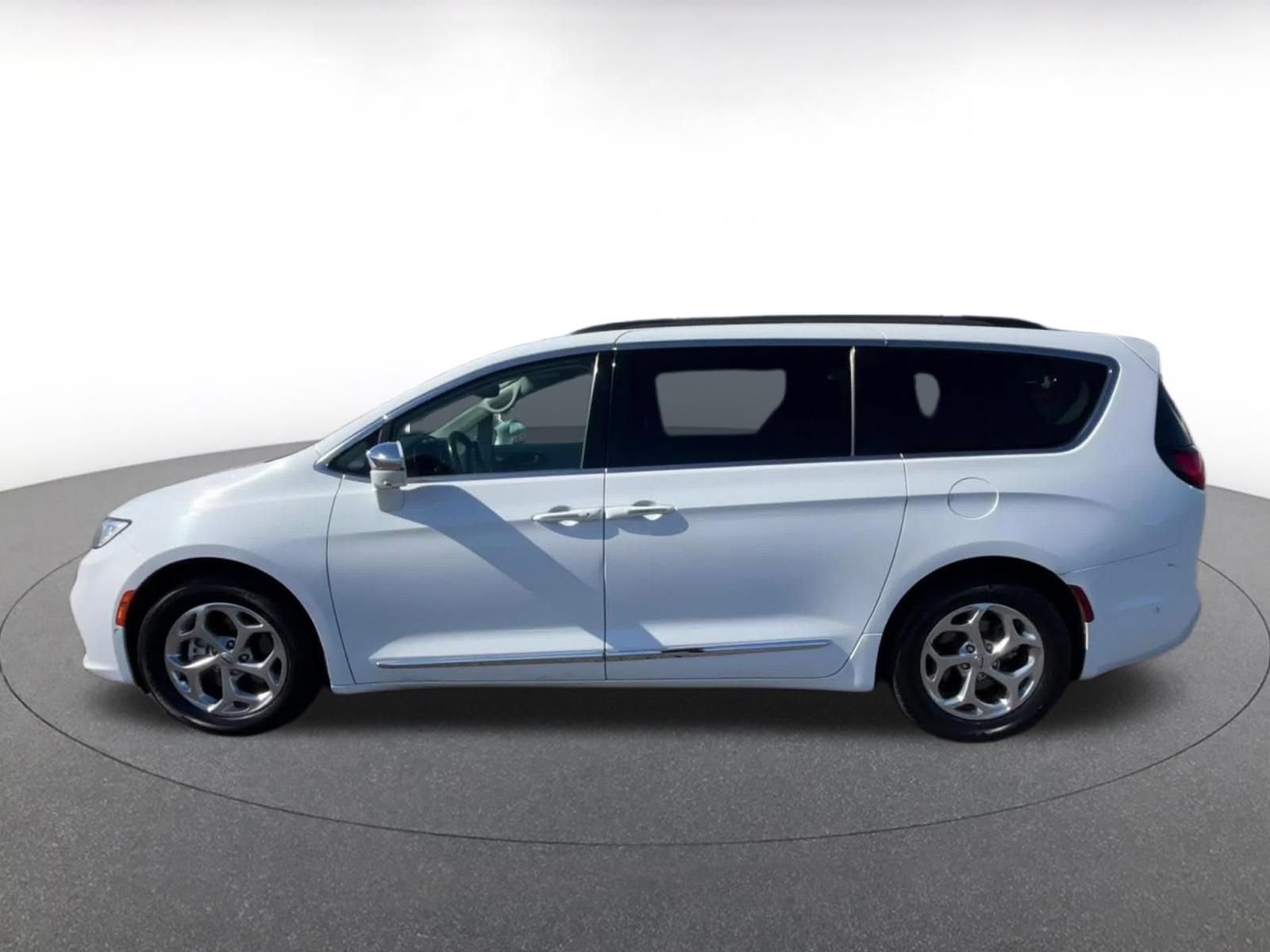 Used 2022 Chrysler Pacifica Limited FWD image 9