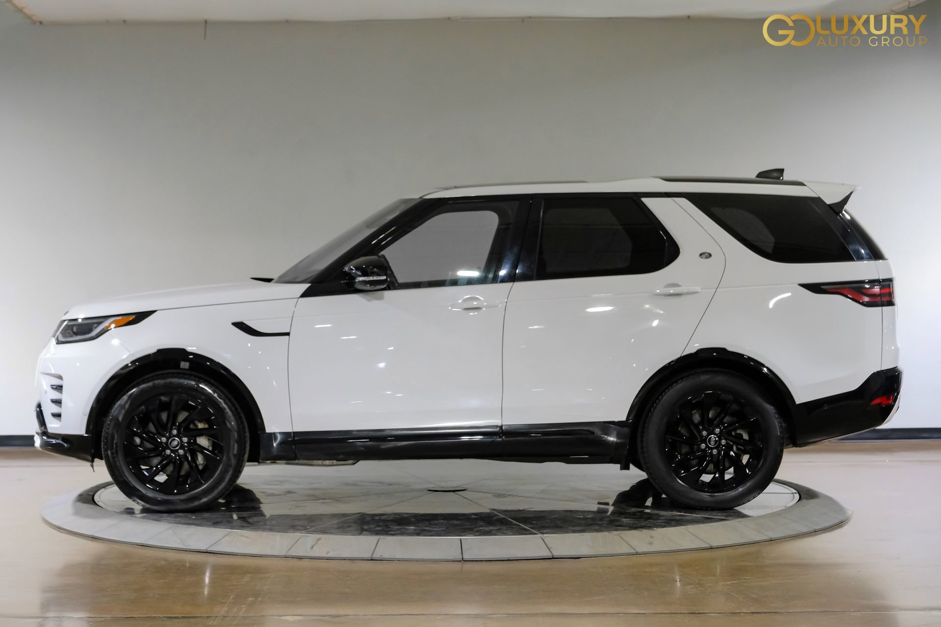 Used 2023 Land Rover Discovery S R-Dynamic image 13