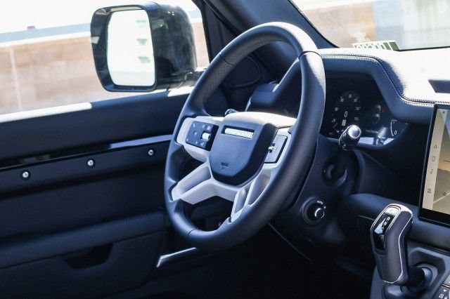 Certified 2025 Land Rover Defender 90 X-Dynamic SE AWD/4WD image 17
