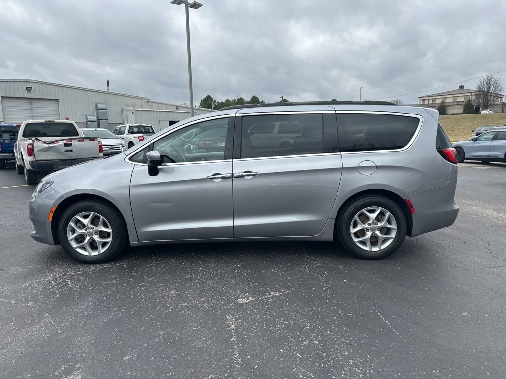 Used 2018 Chrysler Pacifica Touring w/ Tire & Wheel Group image 6