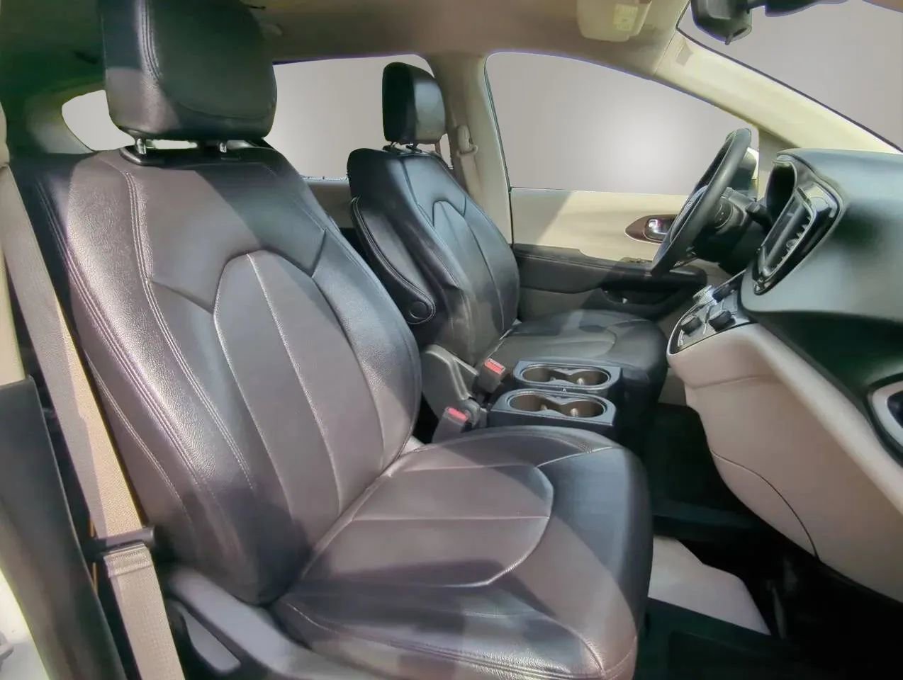 Used 2023 Chrysler Voyager LX FWD image 25