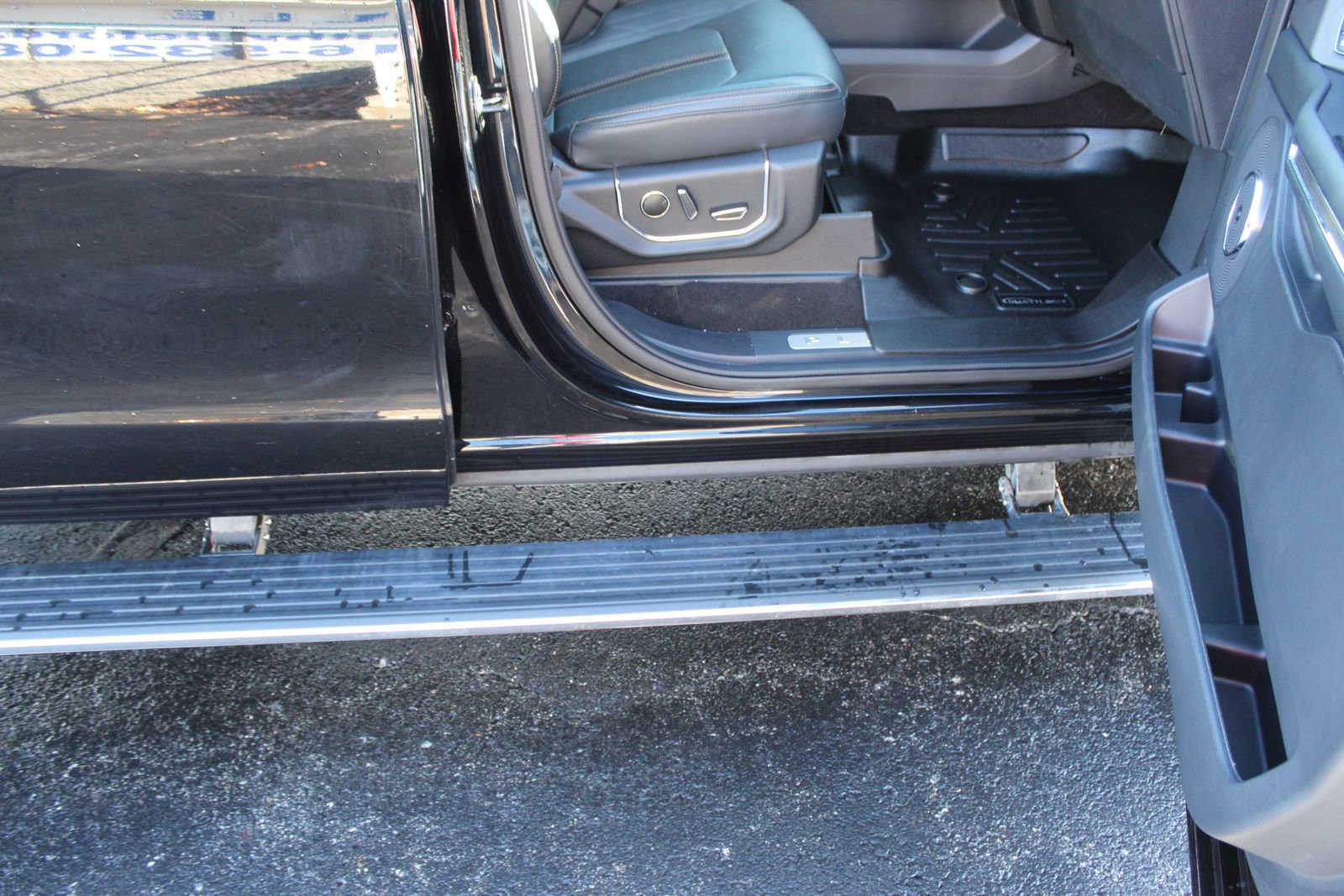 Used 2023 Ford Expedition Platinum image 12