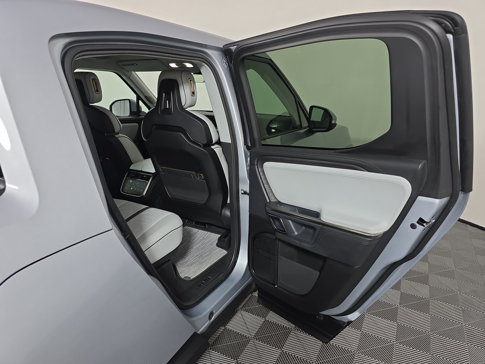 Used 2024 Rivian R1T Adventure Dual AWD/4WD image 19