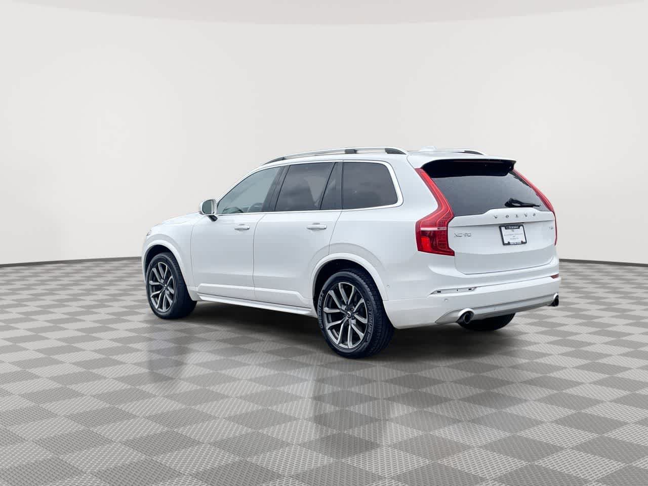 Used 2018 Volvo XC90 T5 Momentum w/ Convenience Package FWD image 6