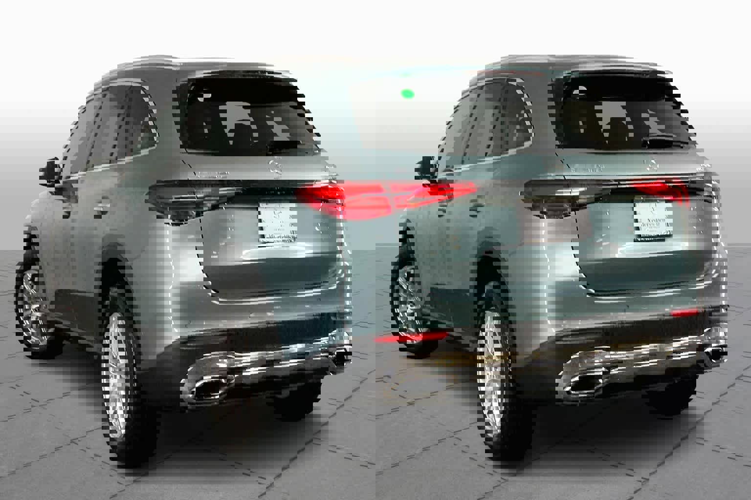 Used 2025 Mercedes-Benz GLC 300 4MATIC image 4