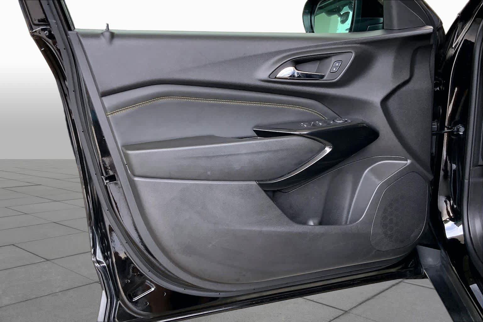 Used 2025 Chevrolet Trax LT FWD image 22