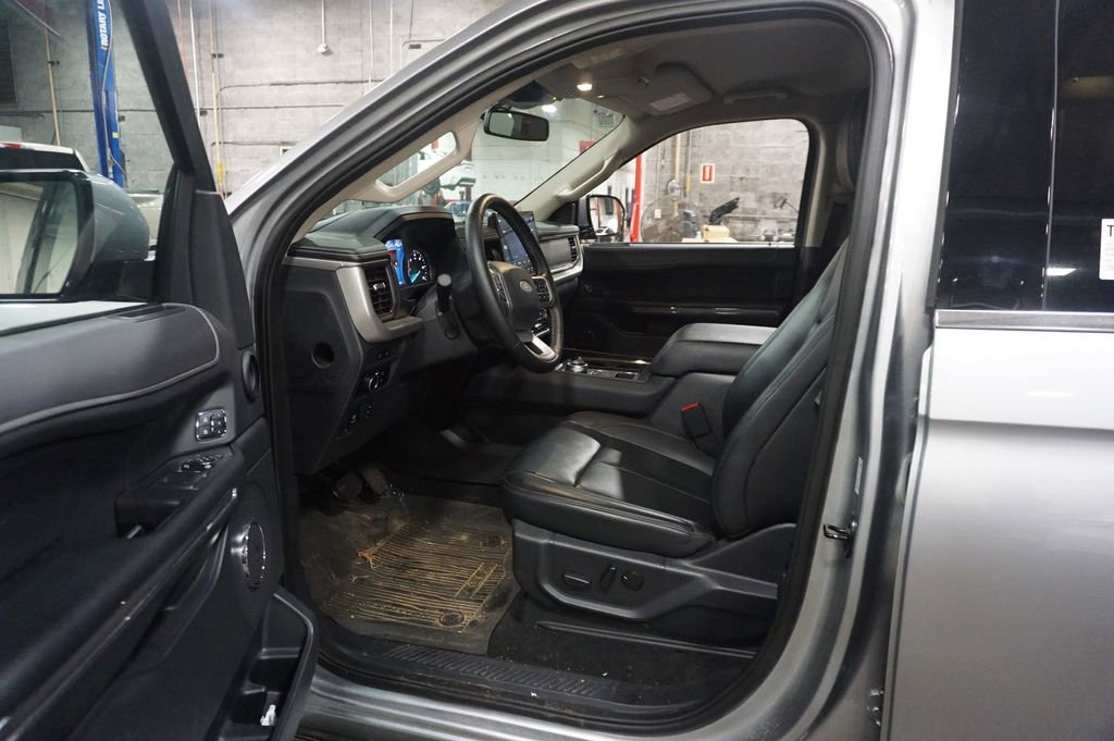 Used 2024 Ford Expedition XLT RWD image 2