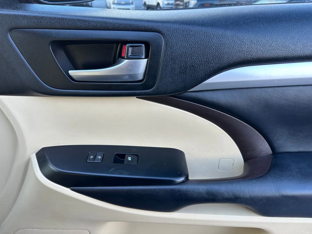 Used 2018 Toyota Highlander XLE image 40